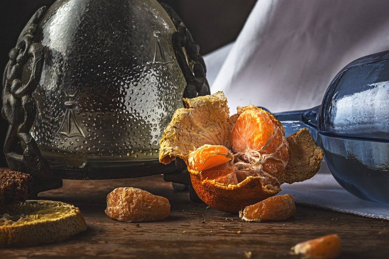 натюрморт, мандарин, цитрус, долька, апельсин, бутылка, стекло, вода, ткань, дерево, настроение, увядание, Станислав Аристов