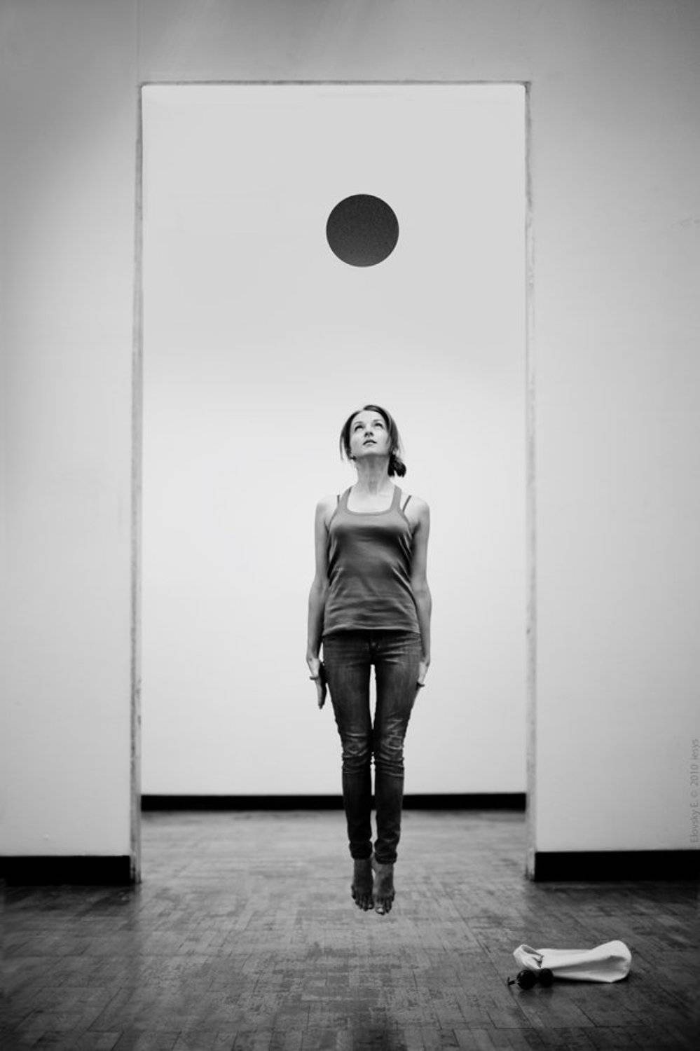 девушка, струна, чб, луна, левитация, iesys