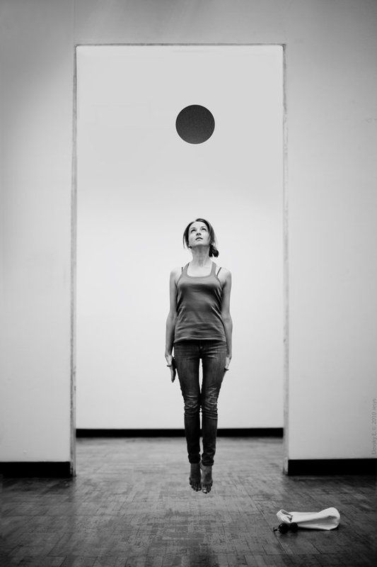 девушка, струна, чб, луна, левитация Притяжение серой луны фото превью