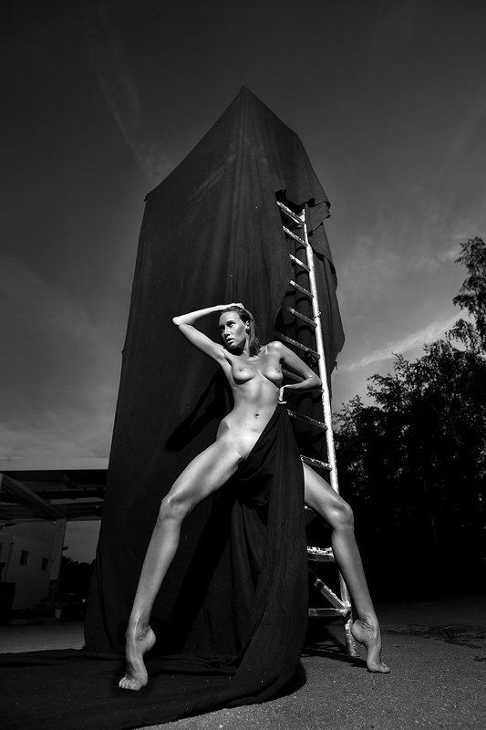 nude, woman, sculpture, black and white, outdoor Nude Gladiator фото превью