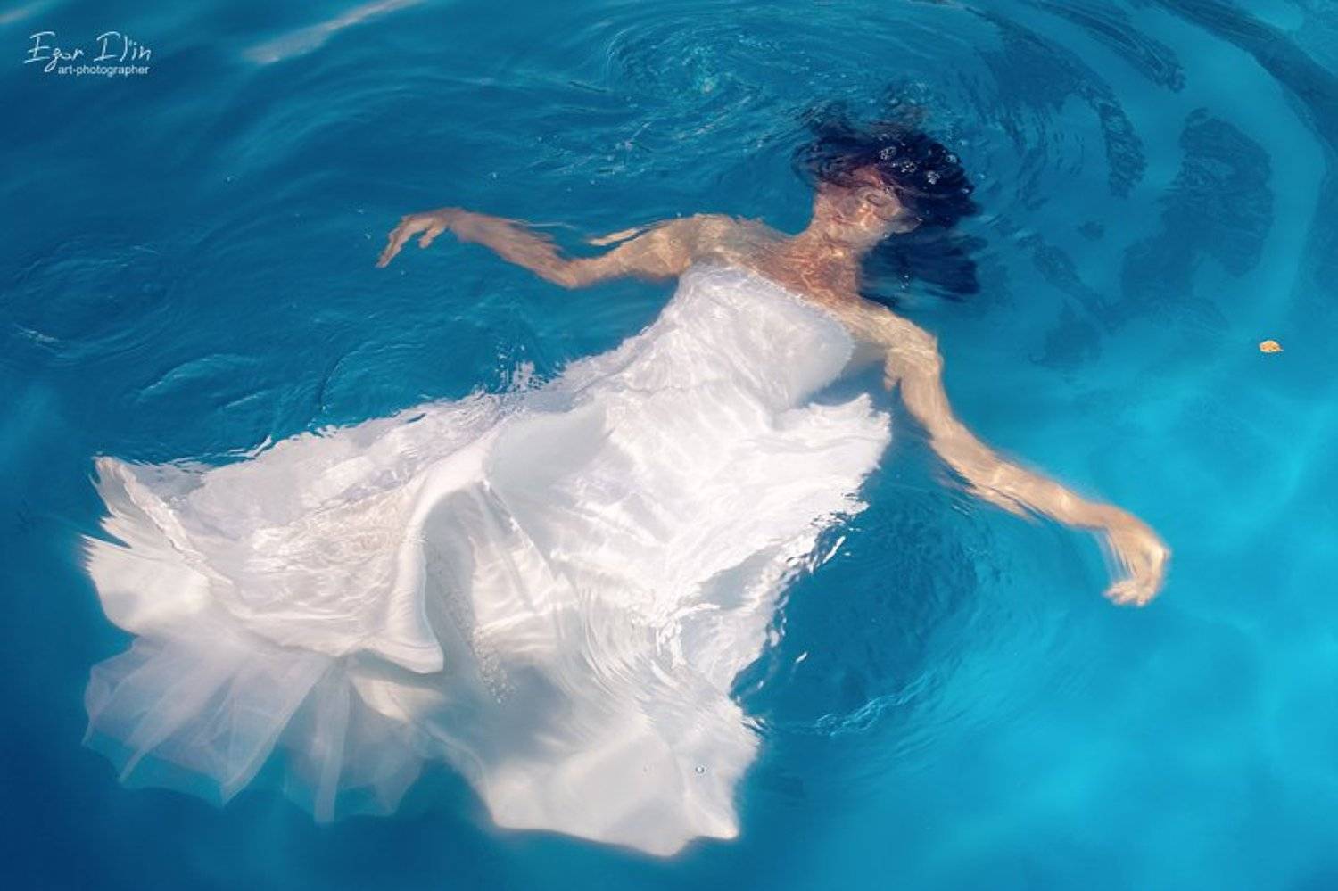 что, такое, брак?, ..., год, спустя..., невеста., свадебное, платье., вода., бассейн., k31f