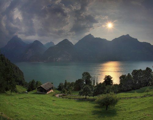 Домик на озере