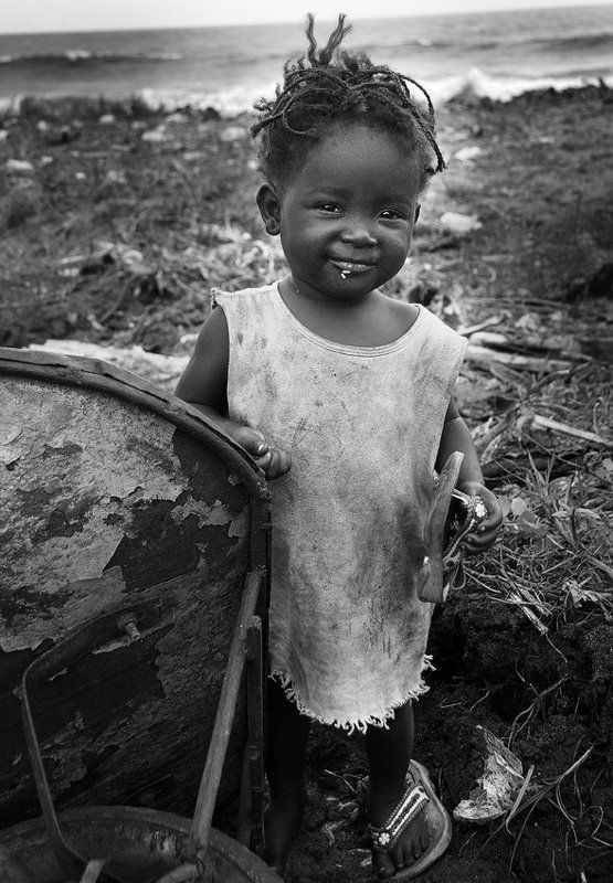 африка, девочка, цветок Цветок на обочине фото превью