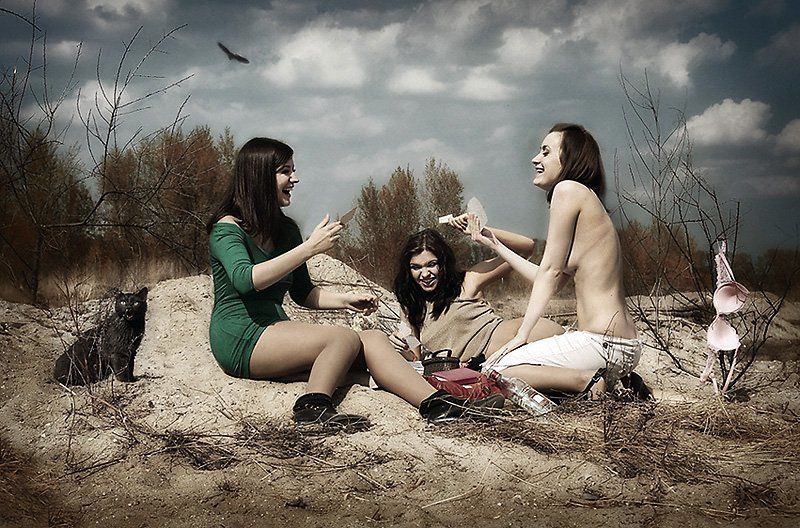 на привале,девушки,кот .....на привале фото превью