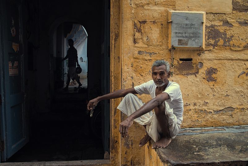 Old man in alley фото превью