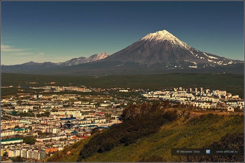 Камчатка, вулкан, город, горы Над городом II фото превью