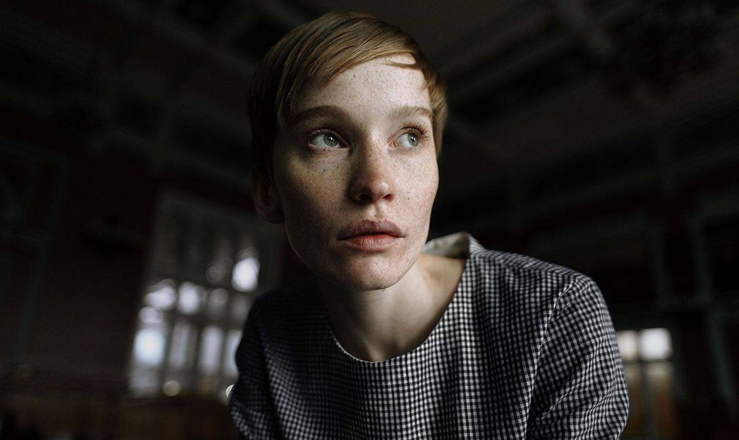 ретро веснушки девушка необычная интересная внешность вокзал желтый свет, Рогожкин Дмитрий