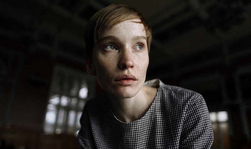 ретро веснушки девушка необычная интересная внешность вокзал желтый свет Юлия Лебедева фото превью