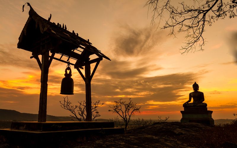 buddha, thai, thailand, sculpture, oriental, travel, precious, statue, wat, yellow, east, spiritual, traditional, asia, faith, figure, idol, heritage, face, sunset, tourism, golden, silhouette, phrabuddhachay, southeast, monk, cloud, sunrise, sitting, gl Buddha statue in sunset фото превью