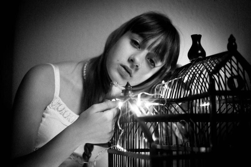 #girl #silence #calm #fingers #longhair #hands #blackandwhite #germany #lips Bird фото превью