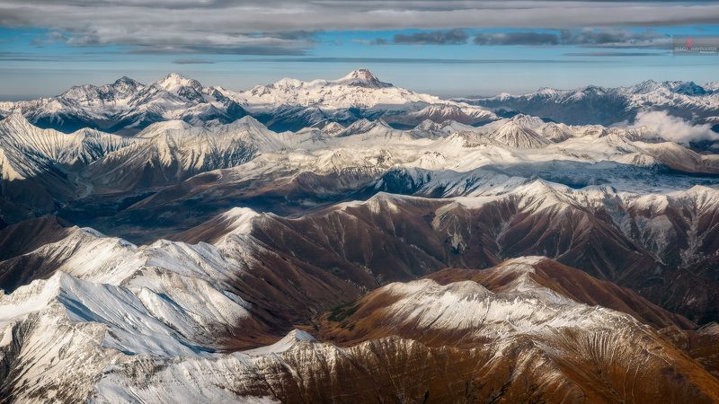 Грузия, Кавказ, горы, снег, осень, зима, туризм, пейзаж, с самолета Горы Кавказа фото превью