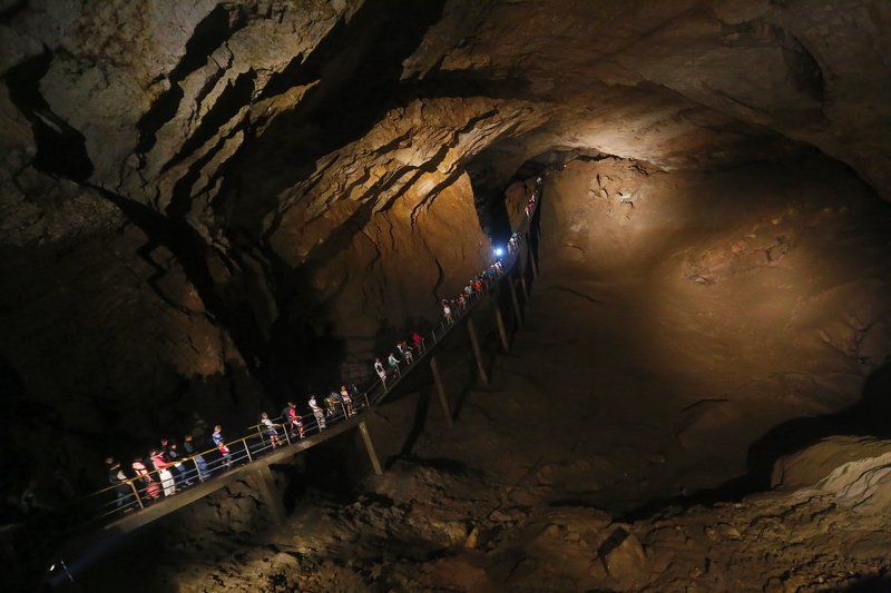 пещера Погружаясь в чрево Земли фото превью