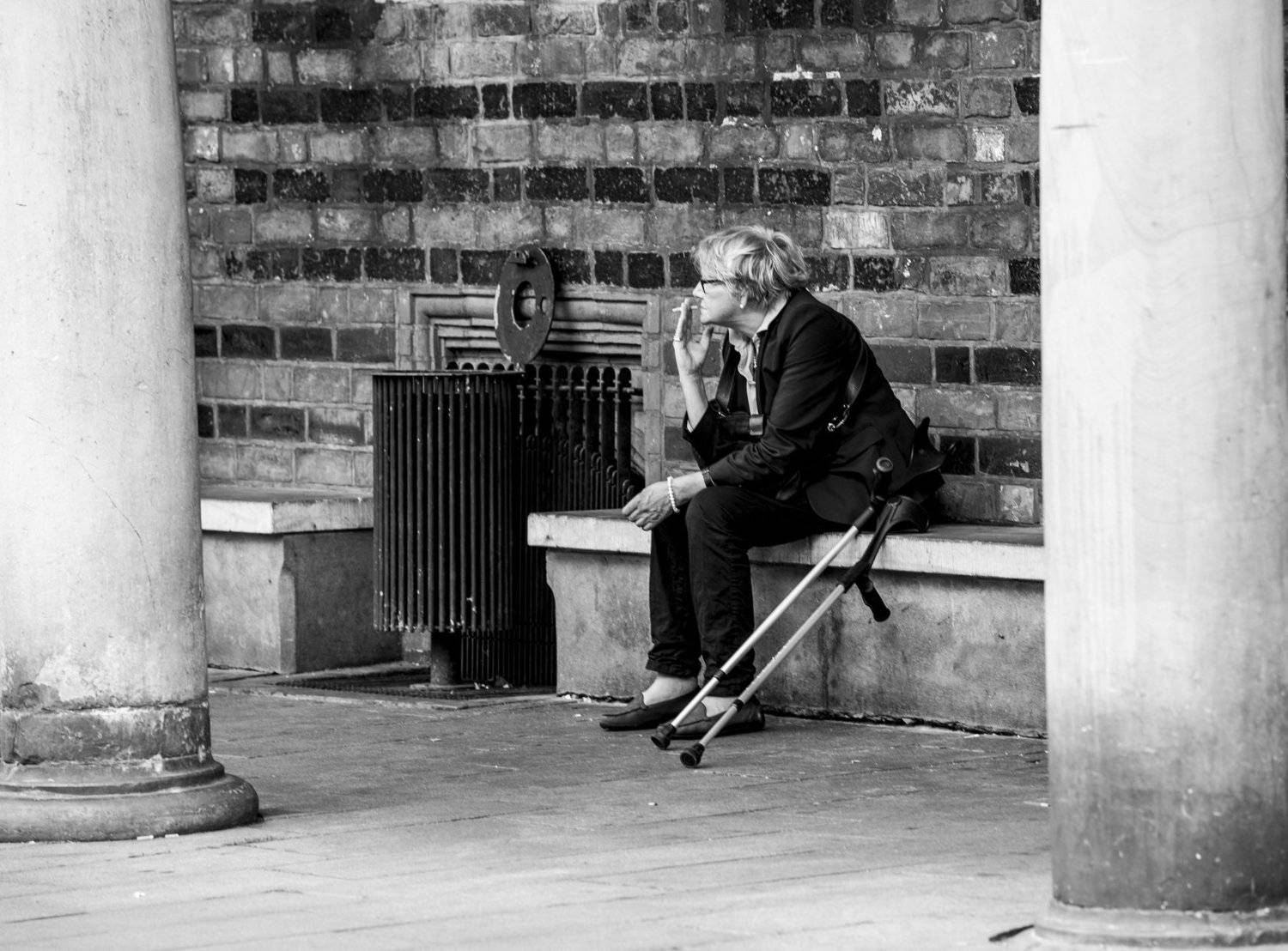 #bahnhof #pause #women #smoke #zigarette #bremen #photo #photograph #luckyday #b&w, Lina Kozi