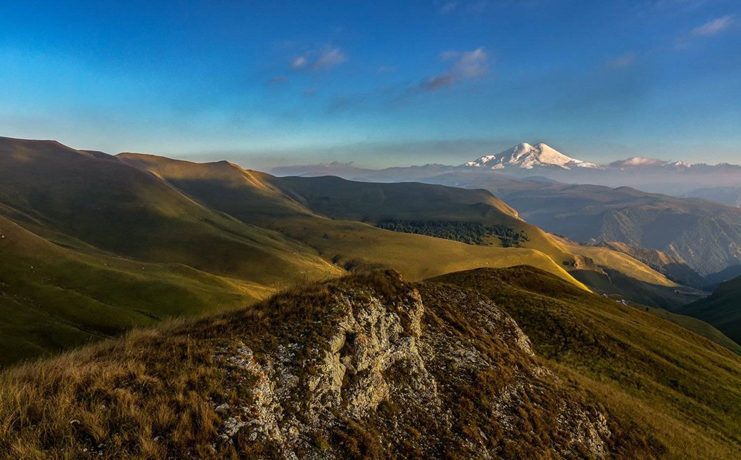эльбрус, плато, шатджатмаз, утро, рассвет, закат, пейзаж, небо, облака, горы, гора, путешествие, восхождение, камни, дорога, холмы, лето, Александр Хорошилов