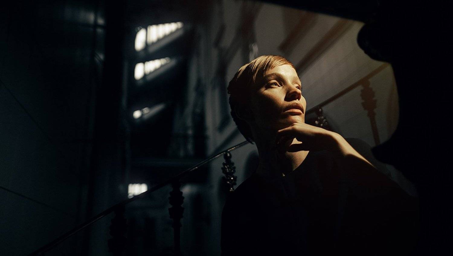 ретро веснушки девушка необычная интересная внешность вокзал желтый свет, Рогожкин Дмитрий