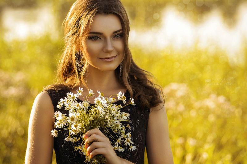 Девушка с ромашками фото превью