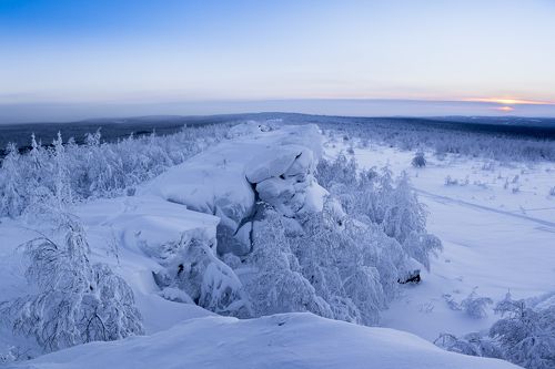 На снежных скалах