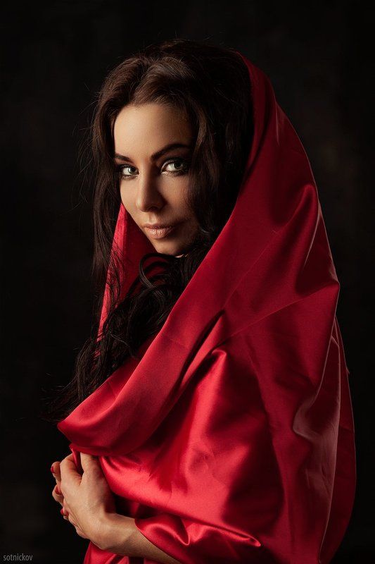 девушка, портрет, ткань, улыбка, брюнетка, взгляд, красный Горячая Испания фото превью