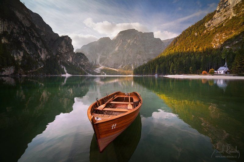 Alpen, Alps, Dolomiten, Dolomites, Dolomiti, Italia, Italien, Italy, South Tyrol, Tyrol, Belluno, Alto Adige,  Alta Badia, Sexten, Lago di Braies, Brais, Pragser Wildsee, Fanes, Sennes, Val Pusteria, Europe, Trentino, travel, church, autumn,  autumn lands Picturesque lake фото превью