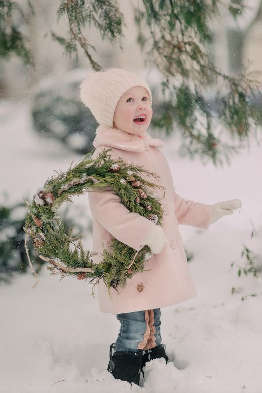 девочка, зима, снег, праздник, радость, праздник, рождество, свет, день, розовый,венок,композиция, погода,милый,ребенок *** фото превью