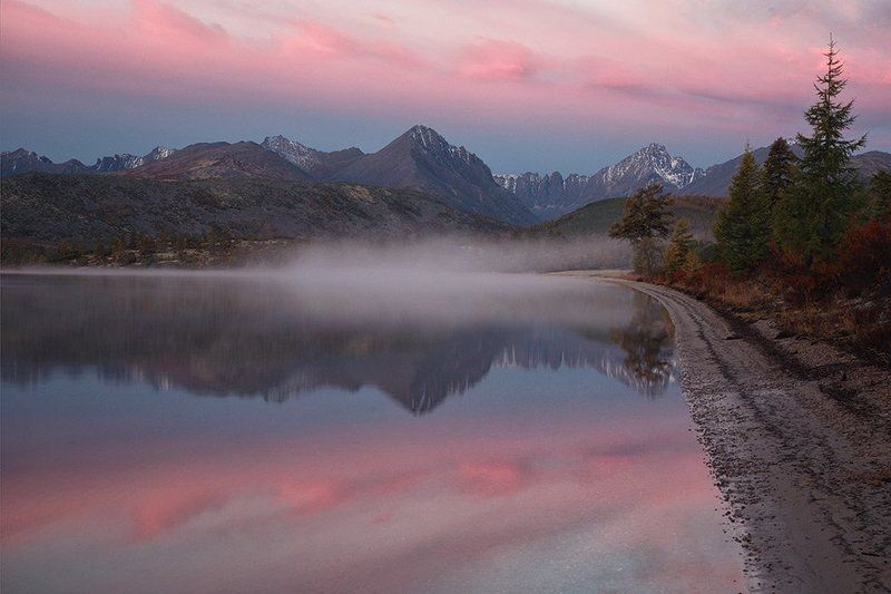 колыма, озеро джека лондона, коса биологов, колыма, магаданская область, россия, озеро, горы, хребет аннагачак, утро, рассвет, лиственницы, отражение Рассвет на косе Биологов фото превью