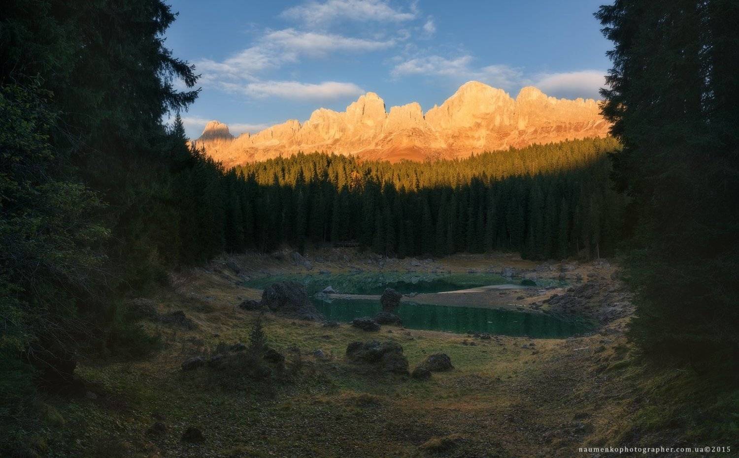 италия, озеро, karersee, carezza, горы, природа, доломиты, юг, лес, пейзаж, тироль, отражение, живописный, лето, красивый, туризм, синий, альпы, зеленый, вода, дерево, путешествия, адидже, небо, естественный, трентино, вид, европа, панорама, облака, Александр Науменко