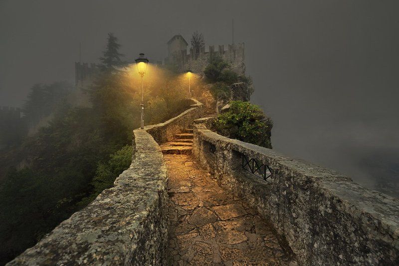 Сан-Марино, Италия, крепость, фонари На вершине серых скал... фото превью