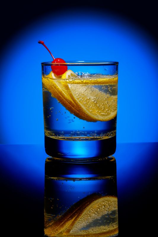 Коктель с лимоном и вишенкой фото превью