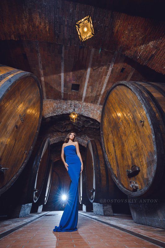 Тоскана, погреб, бочки, вино, девушка Тосканское путешествие (Девушка с бочками) фото превью