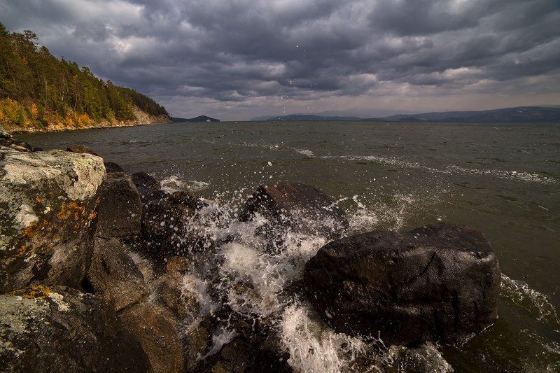 байкал, пасмурно, брызги Байкал беспокойный. фото превью