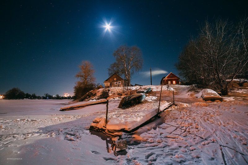 Город, Дом, Зима, Лодки, Луна, Мороз, Ночь, Огни, Река, Снег, Уют Ночь перед Рождеством фото превью