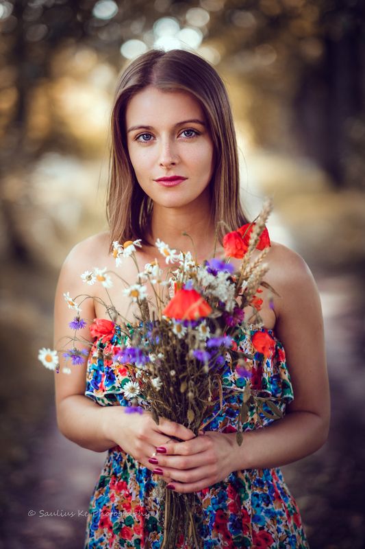 Girl with the flowers фото превью