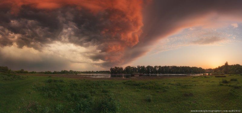 украина, десна, река, паром, черниговская, область, район, новгород, северский, дробышево, село, закат, солнце, небо, пейзаж, садится, закатное, вечернее, облака, густые, кусты, деревья, лес, растения, горизонт, лето, туризм,  зеленый, путешествие, трава Украина. Черниговская область. Перед грозой у реки Десна фото превью