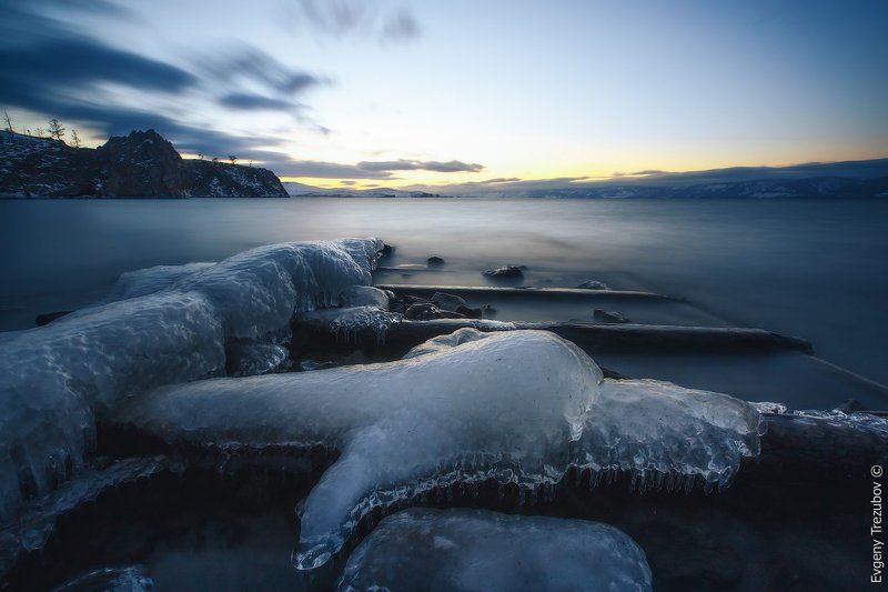 байкал, иркутск, ольхон, декабрь, лед, длинная выдержка, облака, закат, озеро, вода, пирс Закат на старом ольхонском пирсе на длинной выдержке фото превью