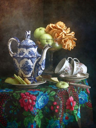 Чайник и яблоки