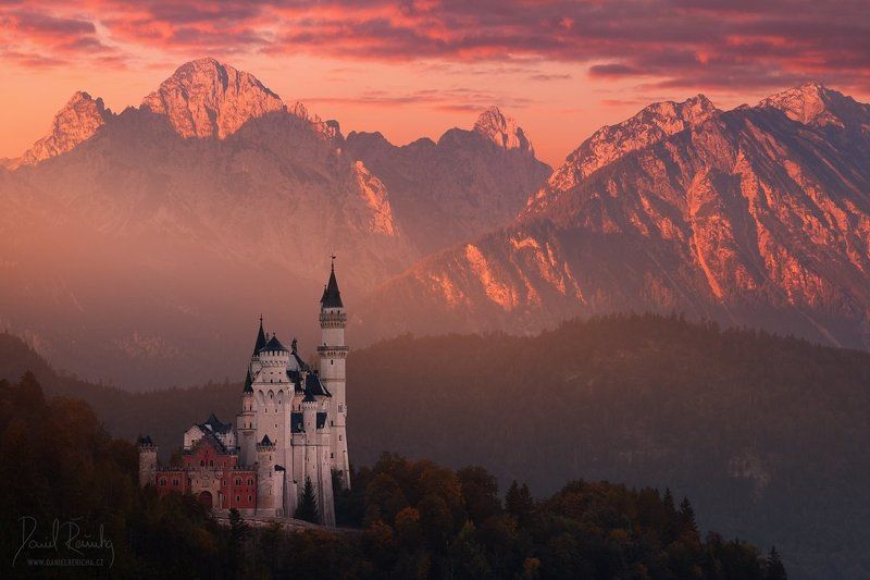 Germany, Deutschland, Bavaria, Bayern, Werdenfelser Land, Bayerisches Oberland, Alpen, Alps, Neuschwanstein, Neuschwanstein Castle, Schloss Neuschwanstein, Hohenschwangau, Füssen, Mittenwald, Europe, travel, lake, castle, schloss, blue hour, see, autumn,  Red morning above the castle фото превью