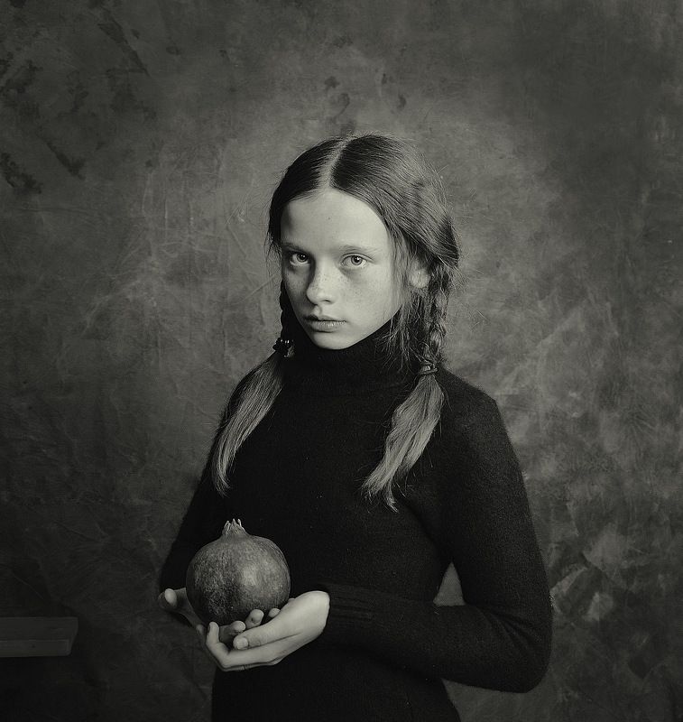 Портрет дівчини з гранатом фото превью