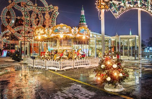 Карусель на Манежной площади в Москве