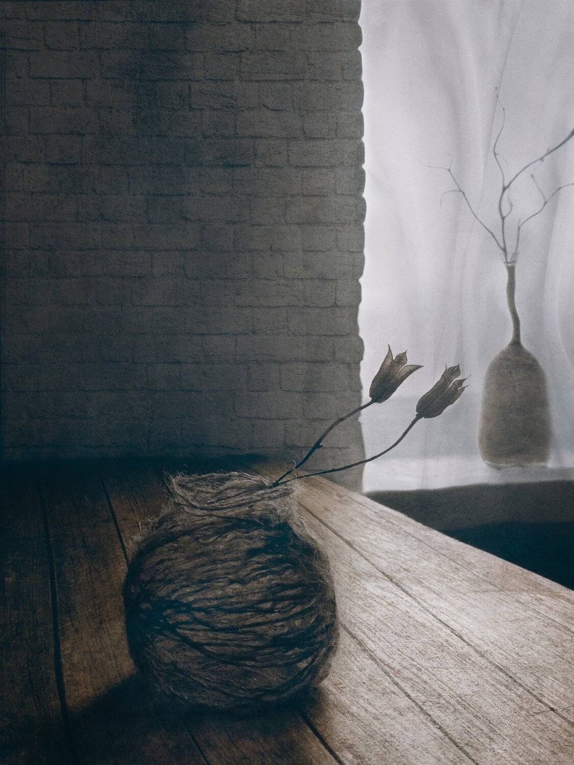цветок, ваза, нитки, стена, стол, бутылка, ветка, зима, натюрморт, арт, дизайн, интерьер, Елена Лысенко