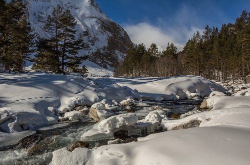 и блики света с рекою заиграли....