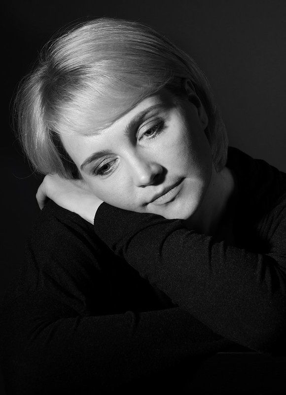 Черно-белый портрет фото превью