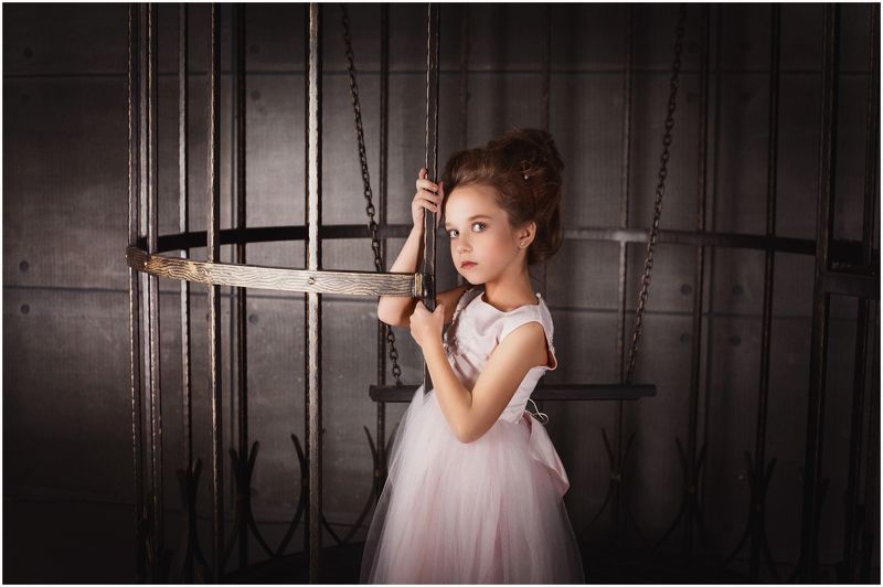 девочка, клетка, портрет Алиса фото превью