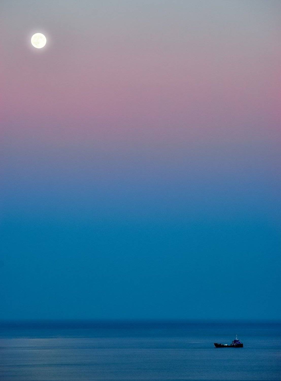 вечер, гамма, голубой, градиент, краски, розовый, луна, свет, цвет, небо, пароход, пейзаж, морское, море, Дмитрий Несветайлов