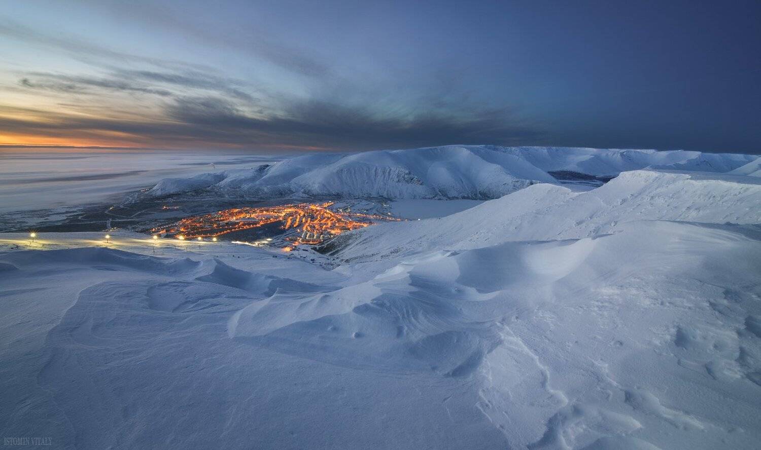 пейзаж,горы,зима,россия,хибины,горы,город,свет,сумерки,закат,небо, Виталий Истомин