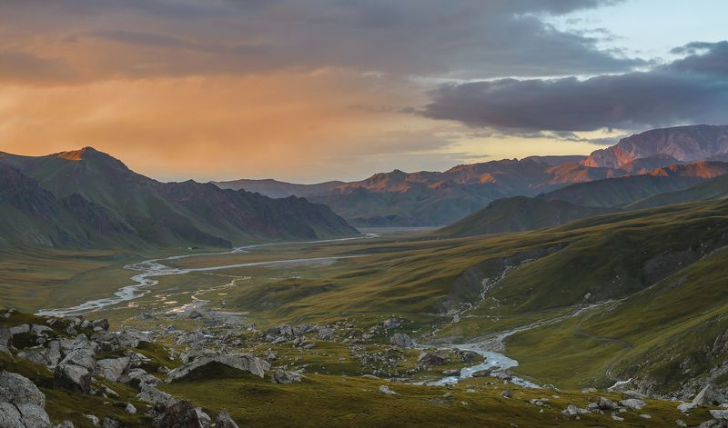 озеро кел-суу, киргизия, горы Долина реки Ак-Сай на закате. фото превью