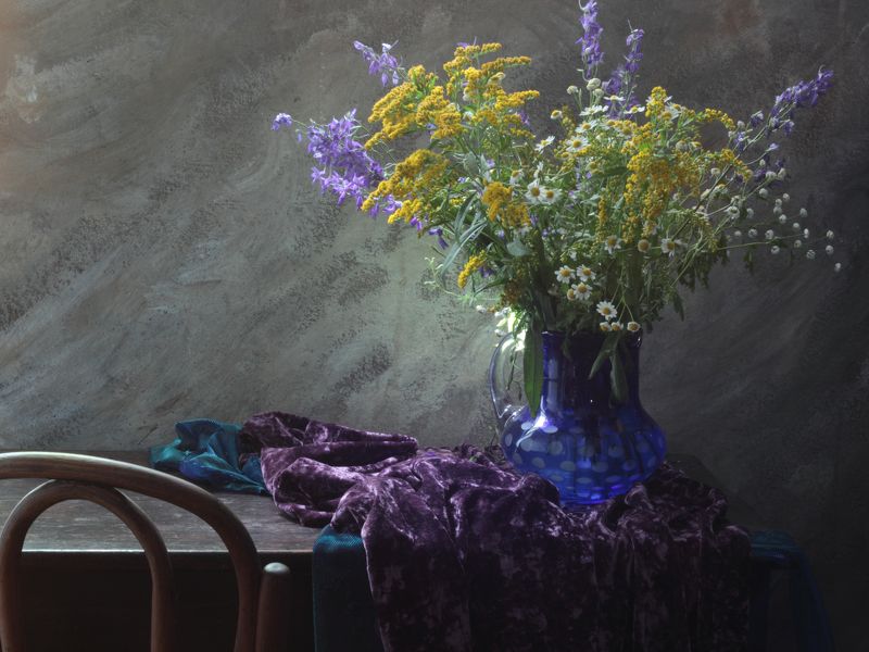 Натюрморт с синим кувшином и букетом фото превью