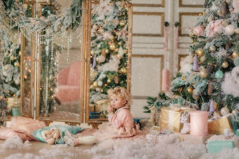 Праздник, Рождество, елка, хвоя, ребенок, настроение, девочка, сюрприз, подарок, игрушки, огни *** фото превью