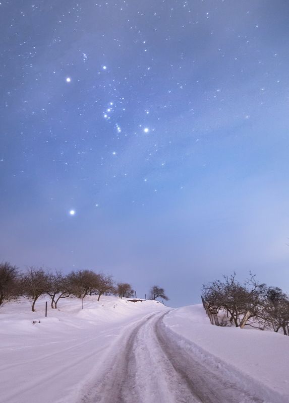 дорога, звезды, ночь, зима, снег, пейзаж, природа, Кыргызстан, Средняя Азия, starry night, starry sky,   Дорога под звездным небом фото превью