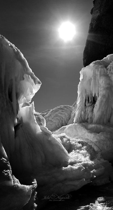 пейзаж, зима, байкал, лед, лёд, сосульки, сталактиты, baikal, winter, ice, icicles, пещера, ч/б, природа Холодное солнце фото превью