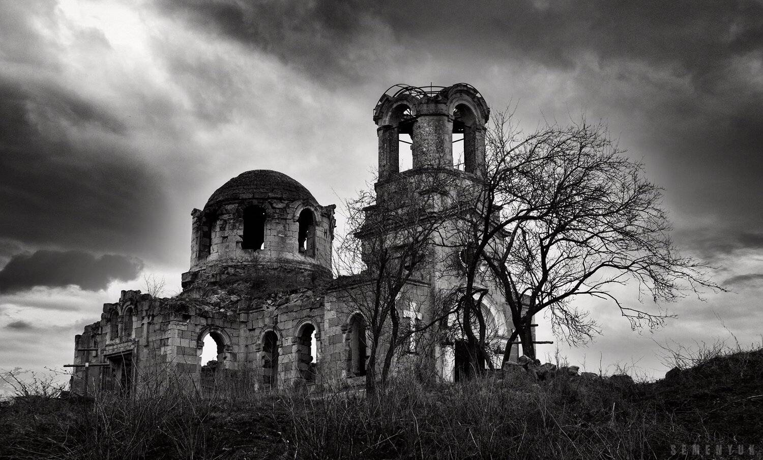 Крым, ч/б, настроение, память, крымская Хатынь, храм, Лаки, Святой Лука, Семенюк Василий